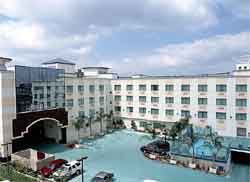 Anaheim Ramada Plaza Hotel Courtyard
